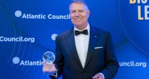 video-|-iohannis-a-primit-premiul-distinguished-international-leadership,-acordat-de-consiliul-atlantic:-sua-nu-au-un-aliat-mai-bun-decat-romania